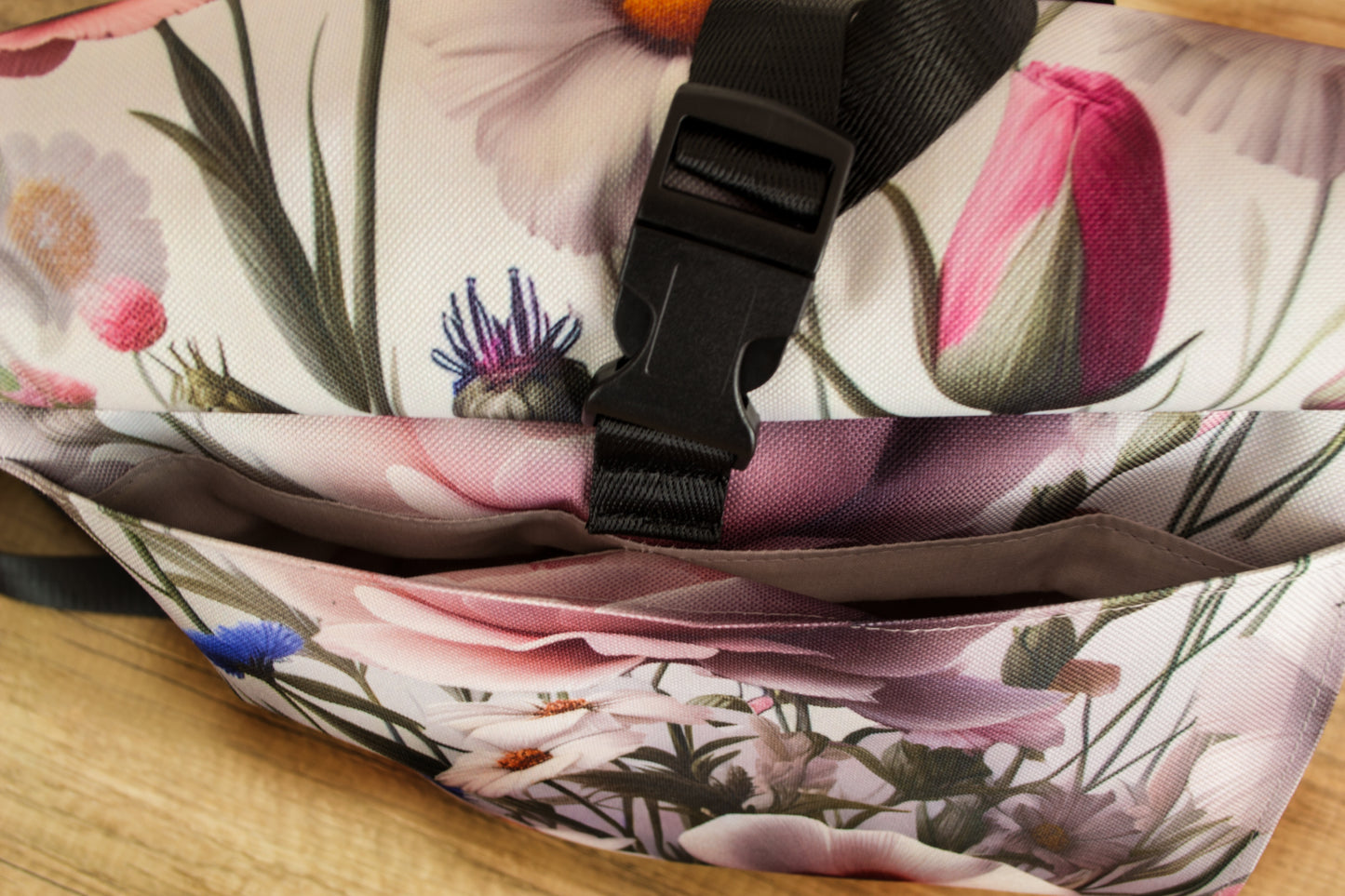 MultiPocket Rucksack Rolltop mit Blumendesign – Handmade in Deutschland